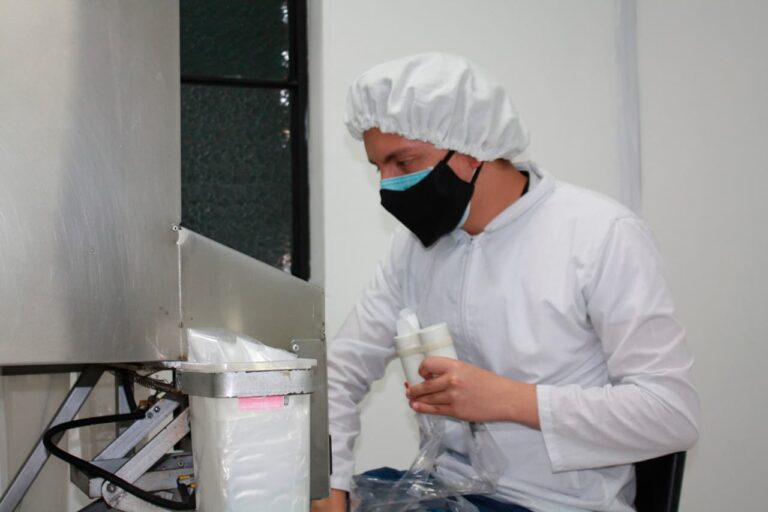 Maquila con la Fundación Ideal 2 persona trabajando